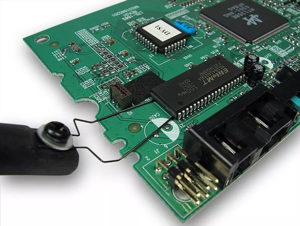 Prípravok na odobranie integrovaného obvodu z PCB pri odpájaní horúcim vzduchom – 2